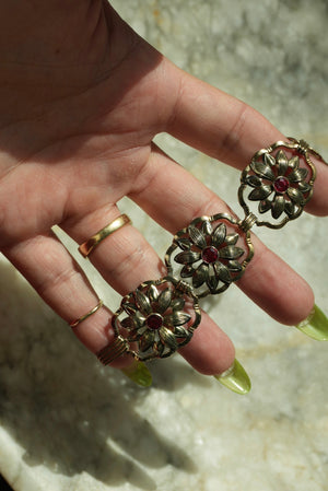 VINTAGE DAISIES