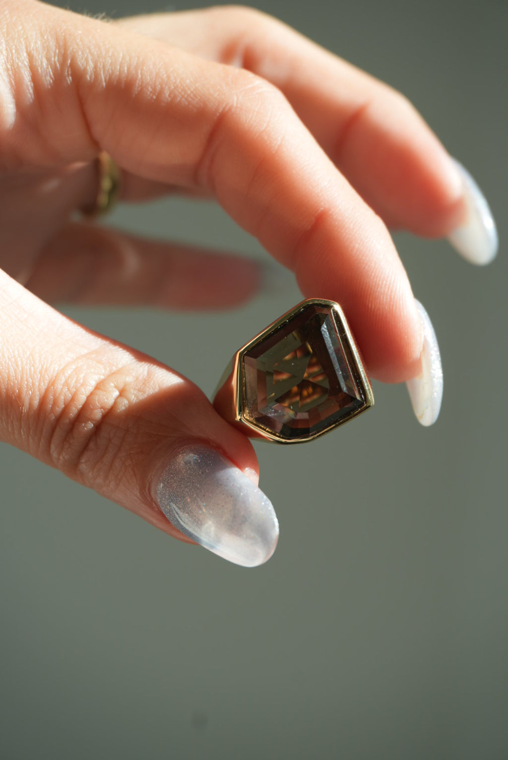 14K GOLD RING WITH SMOKEY TOPAZ ANGULAR STONE SZ 7.5