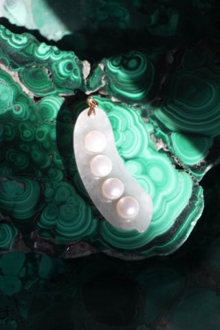JADE PEA POD PENDANT