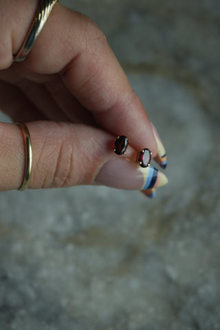 10K GARNET STUDS