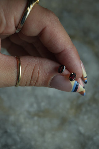 10K GARNET STUDS