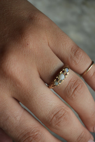 9K ANTIQUE OPAL BAND