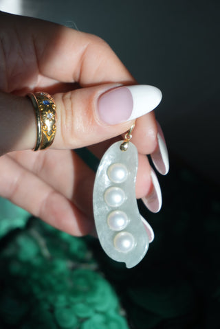 JADE PEA POD PENDANT