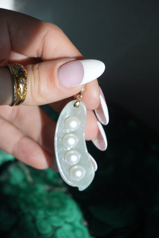 JADE PEA POD PENDANT