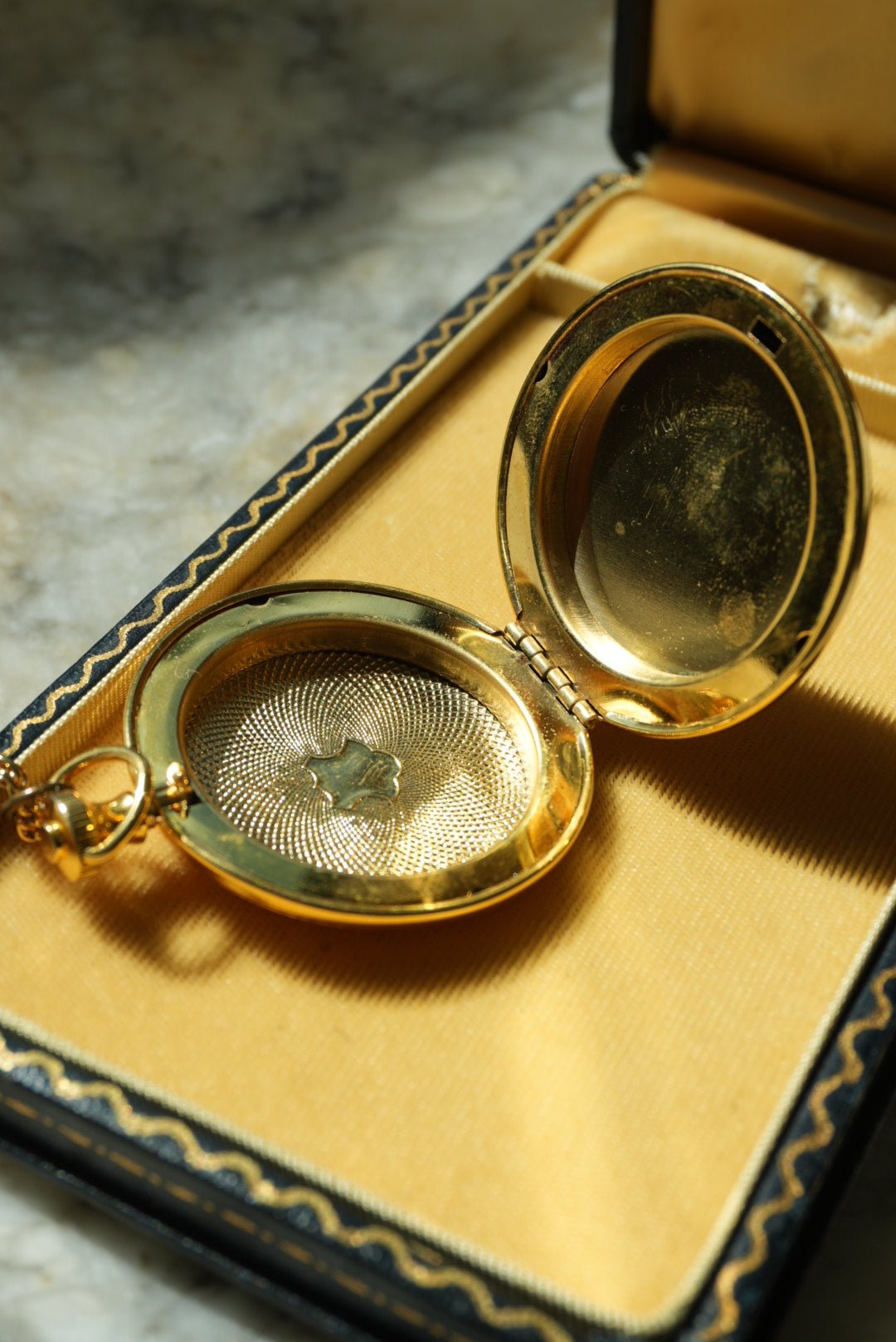 OLDE WORLD LOCKET