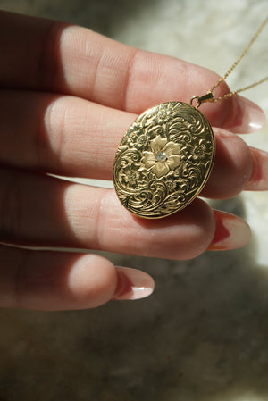 VINTAGE 14k LOCKET