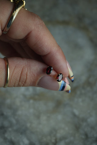 10K GARNET STUDS