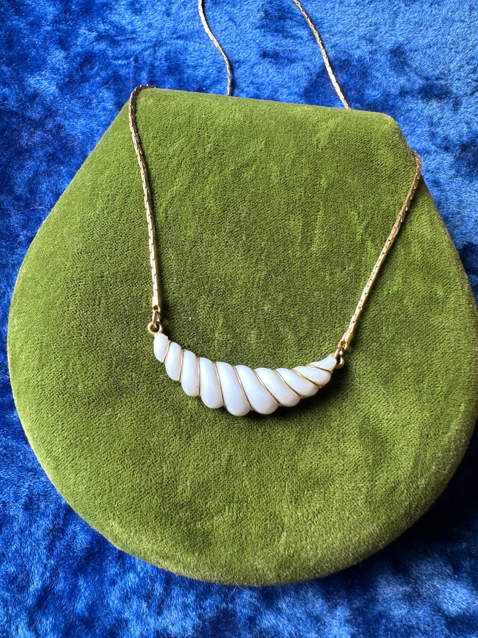 WHITE WAVES