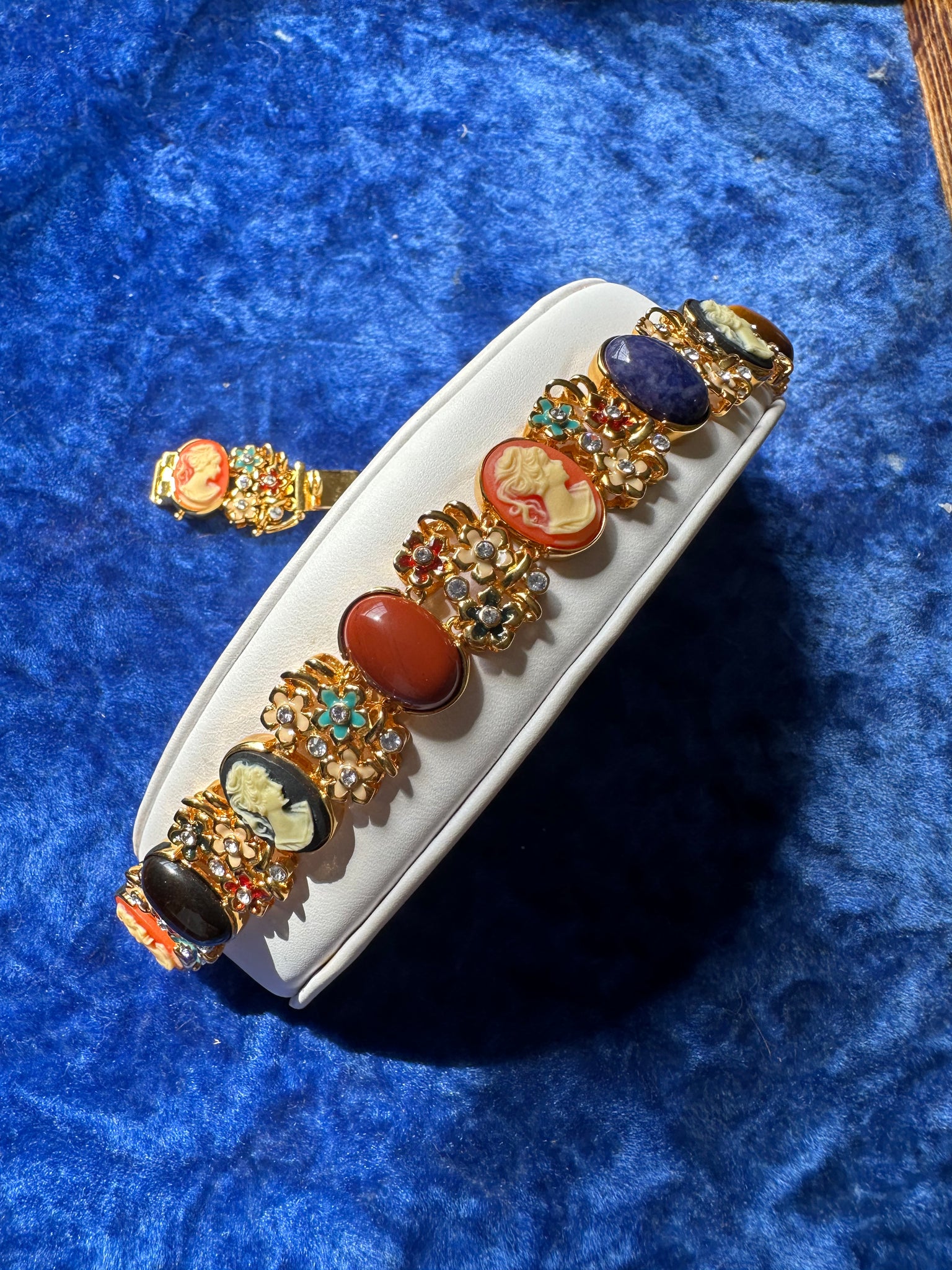 VINTAGE CAMEOS