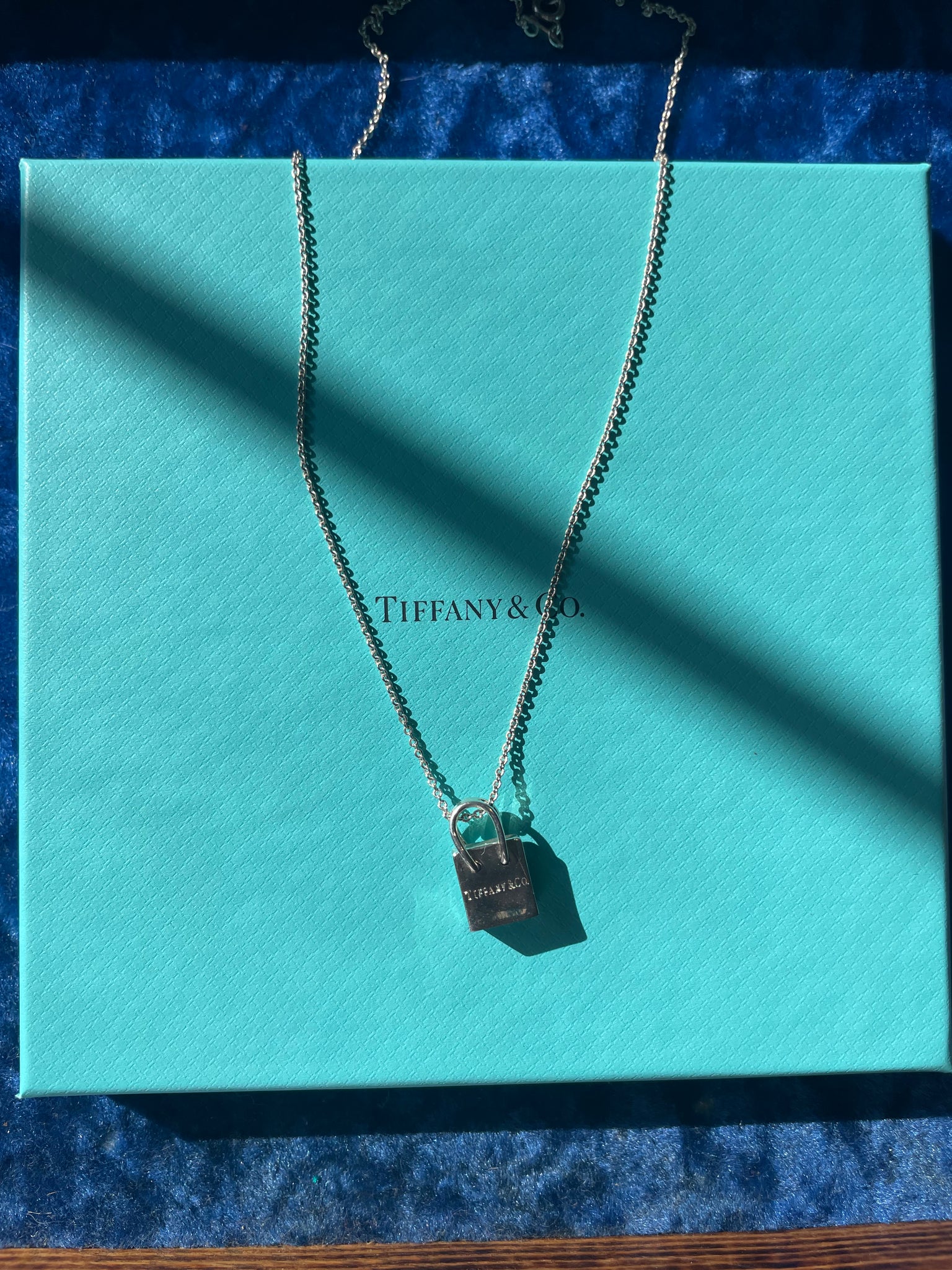 Tiffany shopping 2025 bag necklace